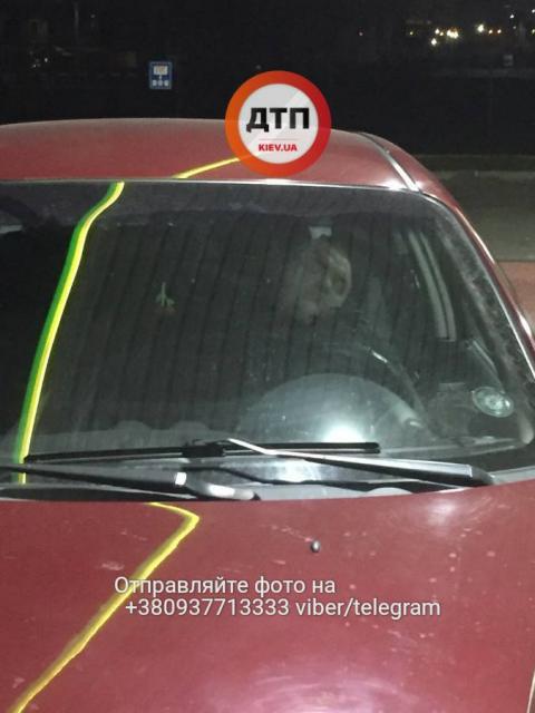 У Києві п'яний співробітник держохорони закрився від "копів" в машині і заснув