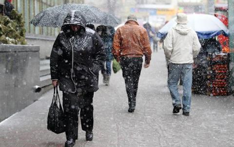 Синоптики попереджають про пориви вітру та мокрий сніг в Україні