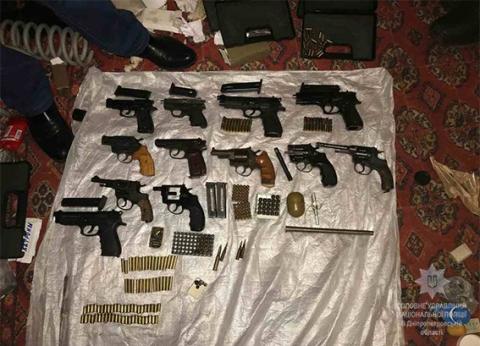 У Дніпропетровській області у квартирі місцевого мешканця виявили арсенал зброї