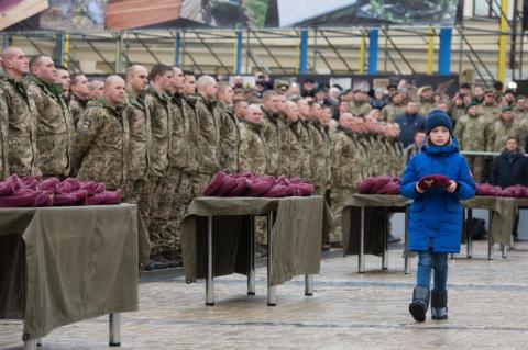 Глава держави: Відсьогодні українські десантники носитимуть темно-бордові берети – кольору крові своїх побратимів, пролитої в боях за Україну