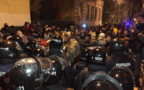 Затримання Саакашвілі: під будівлею СБУ сталася сутичка між активістами та силовиками