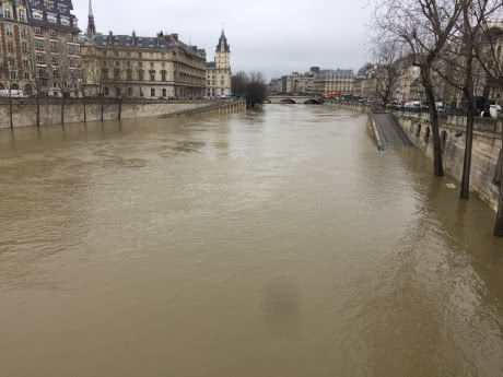Повінь у Парижі: річка Сена вийшла з берегів