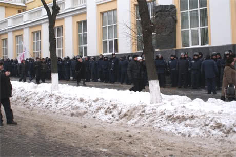 Хроніка 25 січня. Помаранчева революція закінчилася, а Яценюк відмовив Януковичу