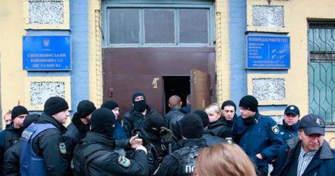 Біля районного суду Києва у стрілянині поранили трьох осіб