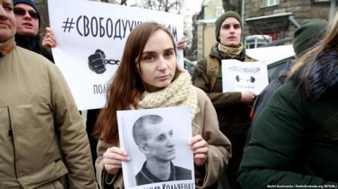 Родичі "бранців Кремля" вимагали під АП зустрітися з Порошенком