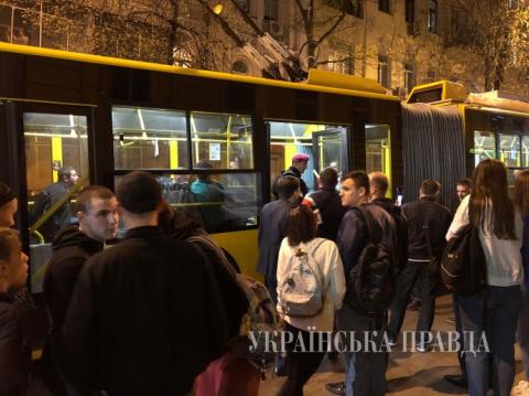 У центрі Києва у тролейбусі сталася бійка, перекрита вулиця