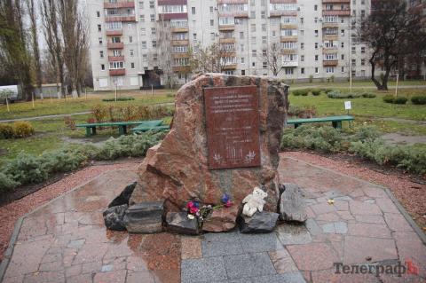 Не питай ніколи, по кому дзвонить Дзвін, він дзвонить і по Тобі… Не питай ніколи, по кому дзвонить Дзвін, він дзвонить і по Тобі…