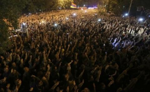 Протести у Вірменії: Пашинян каже про "контрреволюцію" і вимагає нових виборів