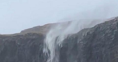 У Шотландії водоспад через шторм «потік» у небо