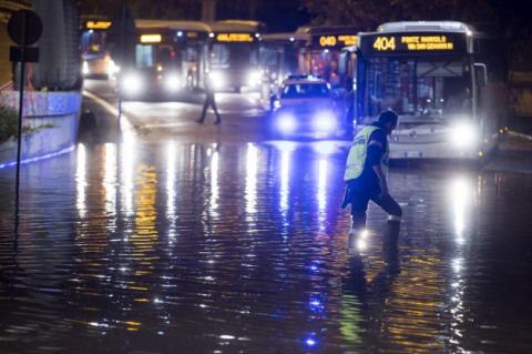Негода в Італії: у Римі затопило дороги і метро, Міланом прокотився шторм