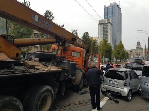 Автокран в центрі Києва зім'яв 18 автівок
