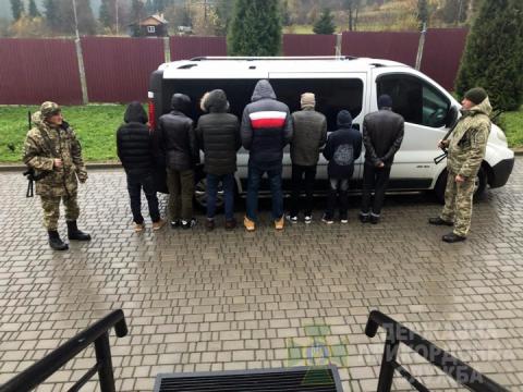 На Львівщині затримали сімох нелегалів із Бангладеш та росіянина, який їх перевозив