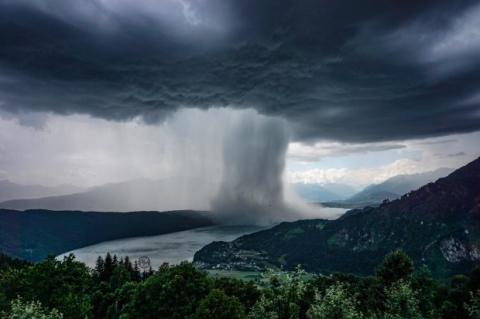 Розрив неба: альпіністові вдалося зняти приголомшливий рідкісний дощ. Фото
