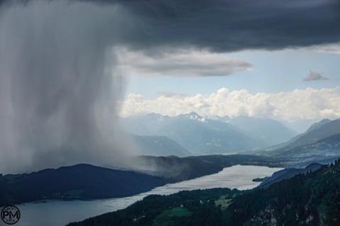 Розрив неба: альпіністові вдалося зняти приголомшливий рідкісний дощ. Фото