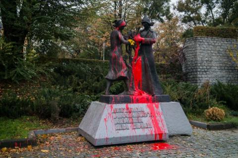 «Комсомолець став червоним»: у Дніпрі облили фарбою комуністичний пам’ятник