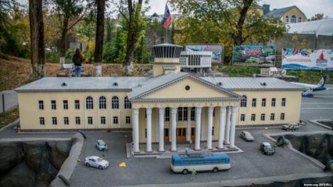 Окупований Крим в масштабі: Прогулянка парком мініатюр в Бахчисараї