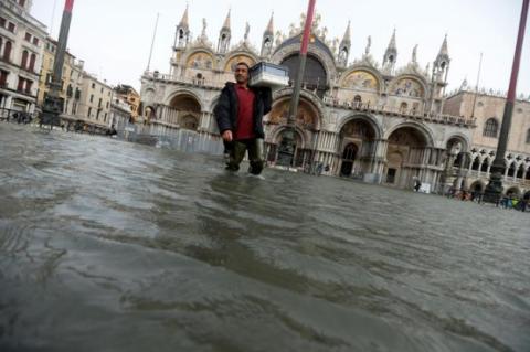 Негода в Італії: четверо людей загинули, 75% Венеції - під водою