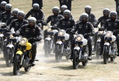 «Торнадо» в дії: Індійські військові мотоциклісти показали вищий клас на показових навчаннях