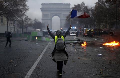 Протести «жовтих жилетів»: Франція не збільшуватиме податок на пальне