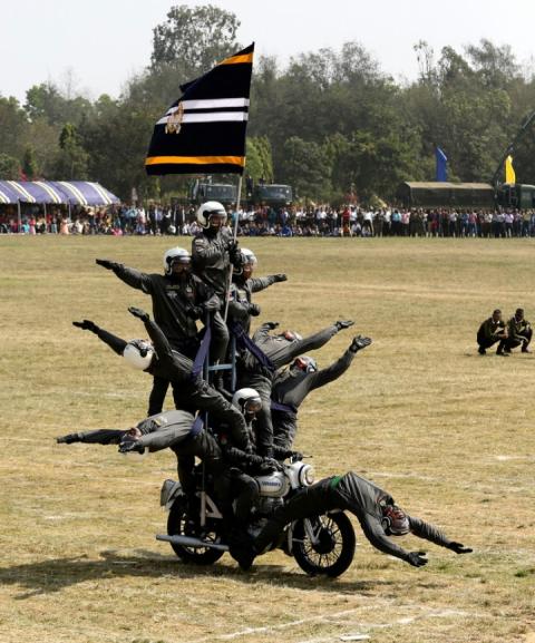 «Торнадо» в дії: Індійські військові мотоциклісти показали вищий клас на показових навчаннях