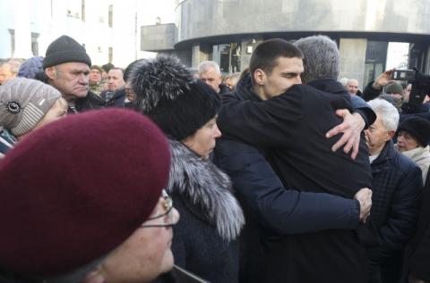 Петро та Марина Порошенки вшанували пам’ять захисників Донецького аеропорту