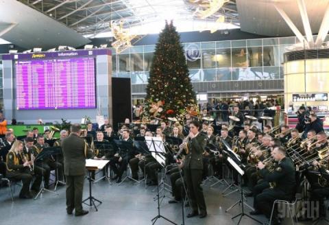 В українських аеропортах на честь кіборгів заграли військові оркестри
