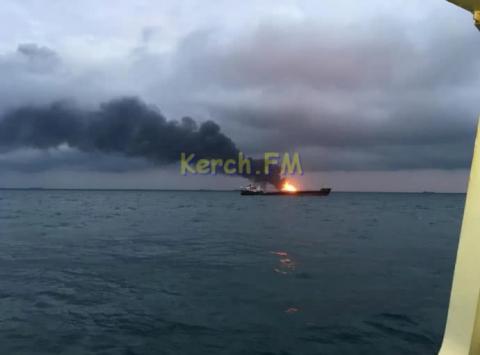 В районі Керченської протоки горить два судна, є загиблі