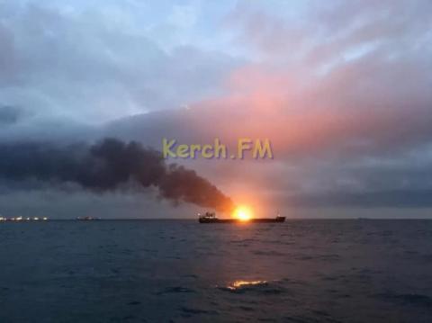 В районі Керченської протоки горить два судна, є загиблі