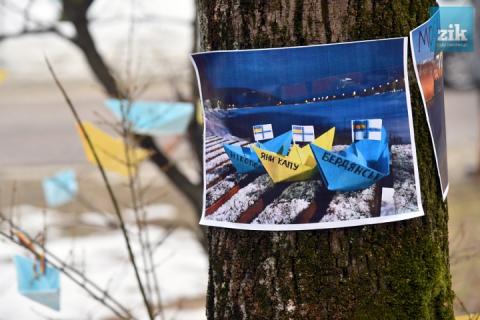 «Ми не забудемо»: під консульством Росії у Львові вимагали звільнити полонених моряків