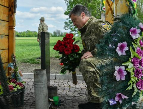 Глава держави на Донеччині відвідав місце бою за 10-й блок-пост та вшанував пам'ять загиблих українських героїв