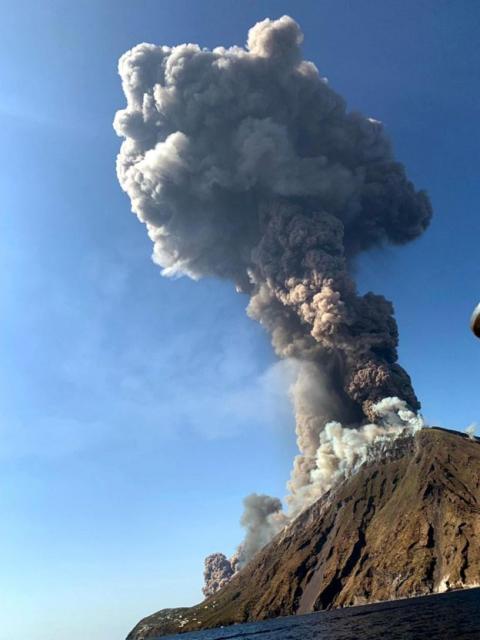 На острові біля Сицилії – виверження вулкана: загинув турист, відбулась евакуація