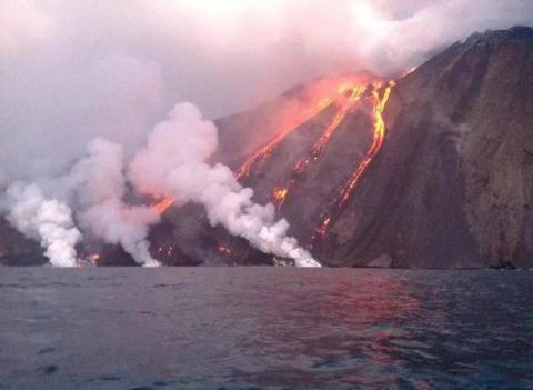 На острові біля Сицилії – виверження вулкана: загинув турист, відбулась евакуація