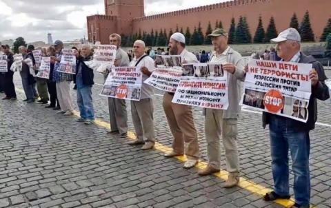 Біля Кремля затримали 7 кримських татар з плакатами "Наші діти не терористи"