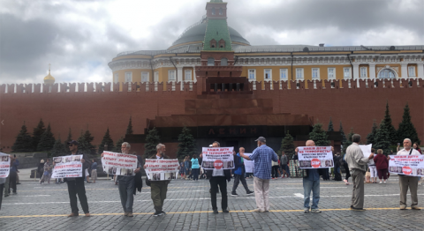 Біля Кремля затримали 7 кримських татар з плакатами "Наші діти не терористи"