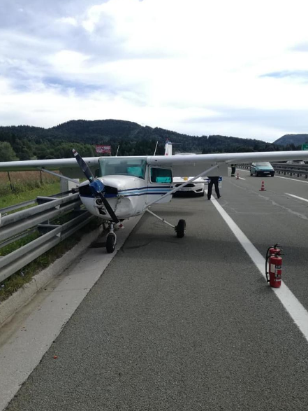 Невеликий літак здійснив аварійну посадку на шосе в Хорватії