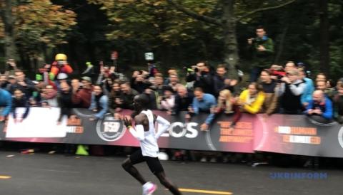 Кенієць Еліуд Кіпчоге став першою людиною, яка пробігла марафон швидше ніж за дві години