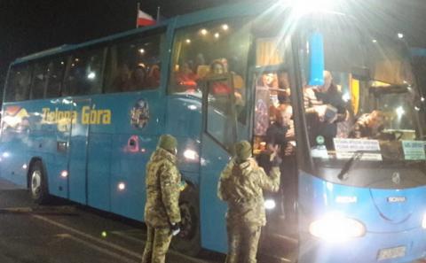 З Польщі в Україну автобусами за добу доставили майже 3,4 тисячі українців