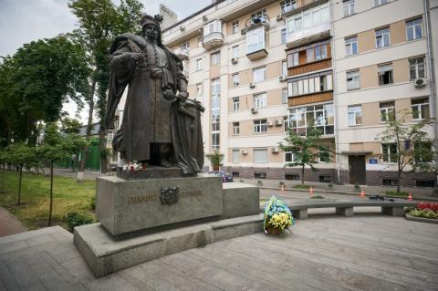 Президент поклав квіти до пам’ятника гетьману Пилипу Орлику, творцю першої української Конституції