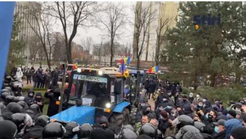 У Кишиневі фермери на тракторах штурмували парламент Молдови