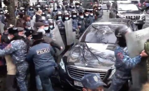 У Єревані опозиція влаштувала протест під будівлею уряду, сталися сутички