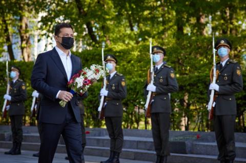 Володимир Зеленський поклав квіти до Вічного вогню, вшановуючи пам’ять загиблих у Другій світовій війні