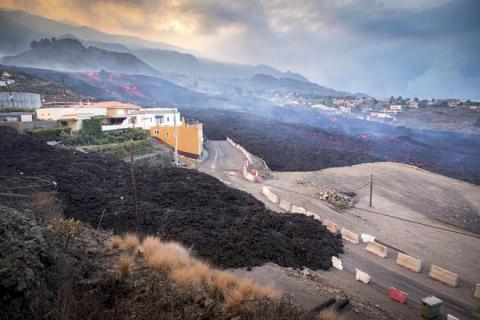 Виверження вулкана на Канарах: швидкість лави - 700 м на годину, знищує будинки і врожаї