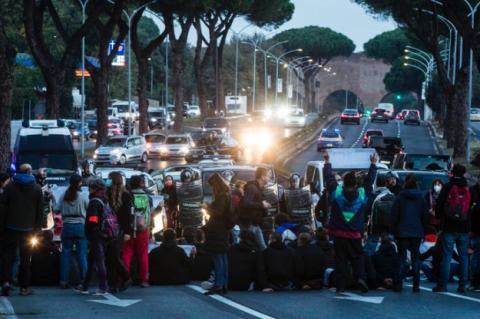 Екоактивісти у Римі спробували заблокувати вулицю, що веде до місця проведення саміту G20
