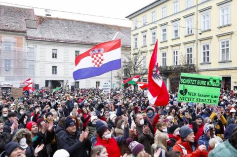 Десятки тисяч людей протестували проти обов’язкової вакцинації в Австрії