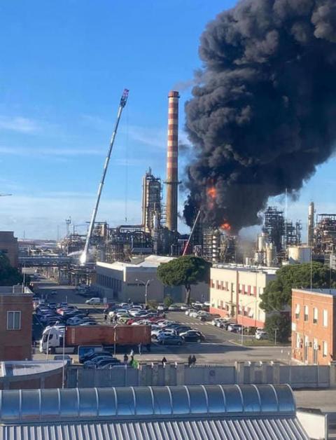 В італійській Тоскані спалахнула пожежа на нафтопереробному заводі