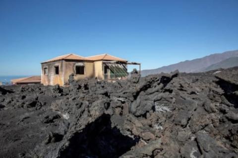 Вулкан на Канарах: жителям острова дозволили повертатися у вкриті попелом будинки