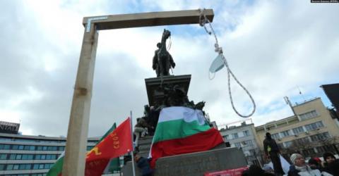 У Болгарії протестували проти ковід-обмежень з шибеницею і спробою штурму парламенту