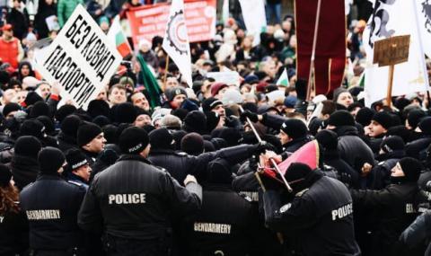 У Болгарії протестували проти ковід-обмежень з шибеницею і спробою штурму парламенту