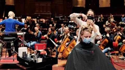 Музеї і концертні зали у Нідерландах в рамках протесту перетворили на перукарні 