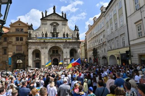 У Празі відбувся парад вишиванок, українці дякували Чехії за допомогу